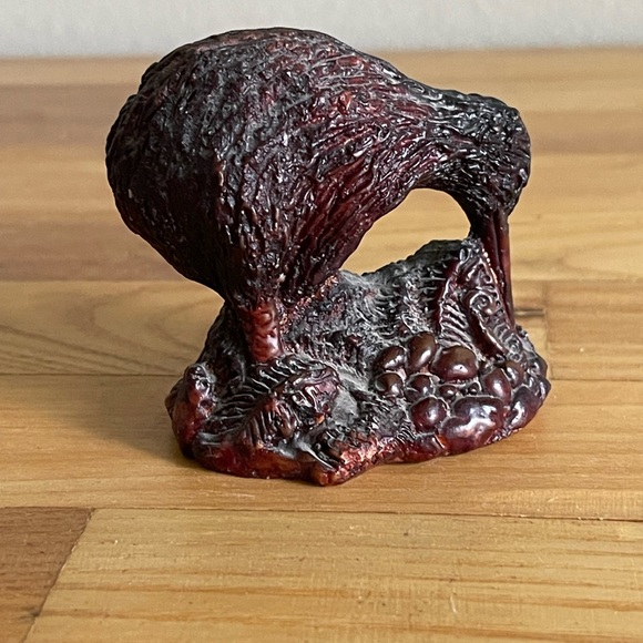 Parua Studios Hand Crafted Kiwi Bird Figurine from New Zealand - Picture 3 of 5